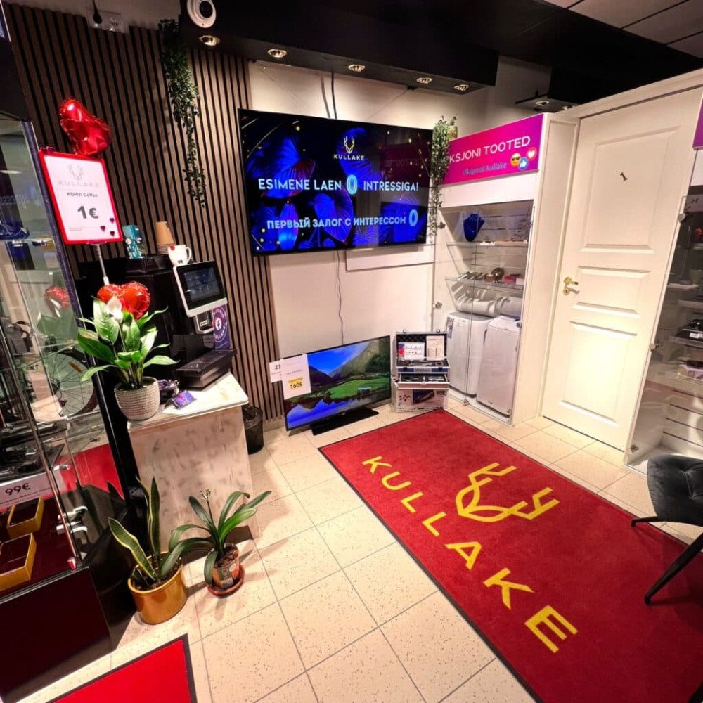 Kullake saal reklaamide ja vitriinidega, kus on välja pandud kulla- ja hõbetooteid