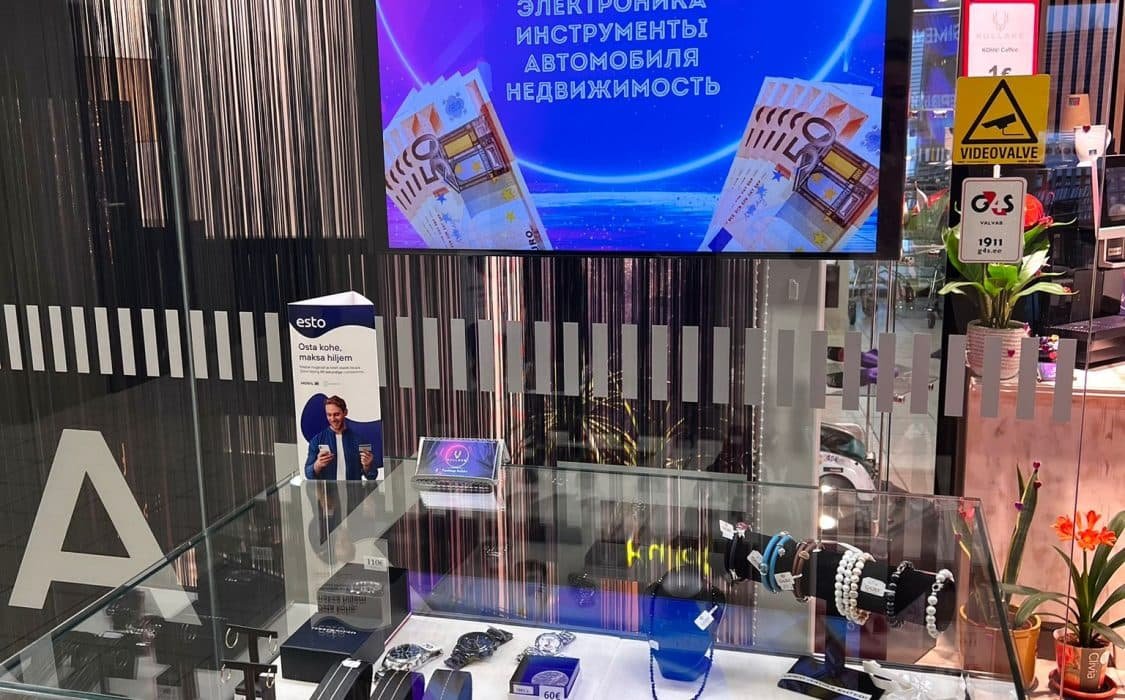 vitriin hõbeesemetega