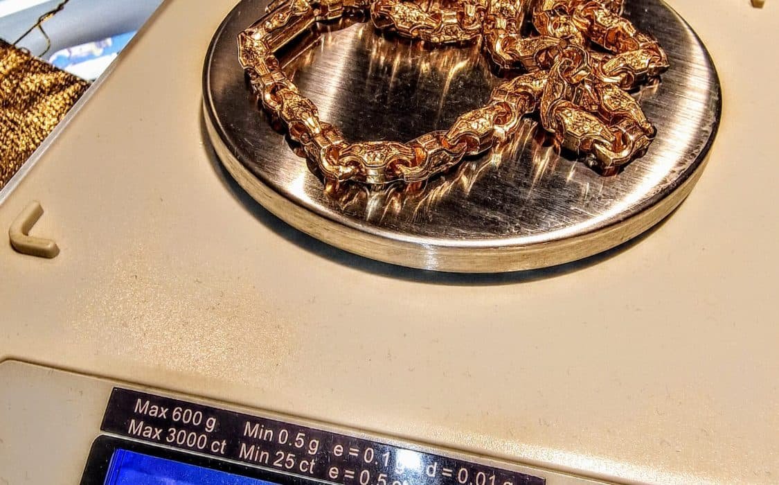 suur kuldkett kaaludel